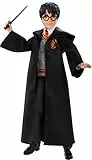 Harry Potter - Harry Potter, personaggio da collezionare alto 25 cm, con uniforme di Hogwarts, morbido mantello di Grifondoro e bacchetta, giocattolo per bambini, 6+ anni, FYM50