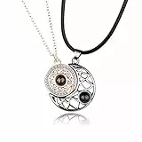Asotagi - Coppia di collane magnetiche con sole e luna, 100 lingue con scritta'I Love You proiection', per coppie, regalo di coppia