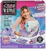 Cool Maker Stitch 'N Style Fashion Studio, Macchina da Cucire per bambini, Filo da cucire pre-inserito, tessuto e stampe ad acqua , Giochi creativi dagli 8 anni