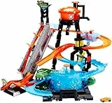 Hot Wheels Mega Autolavaggio Playset per Macchinine con Pista Selvaggia e Coccodrillo, Torre dell'Acqua, Vasca del Vortice, Un Veicolo Cambiacolore, FTB67