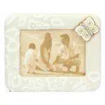 THUN - Cornice Portafoto da Tavolo, Rettangolare, Bianca con Decorazione di Fiori e Farfalle - Accessori e Decorazioni Casa - Linea Prestige - Ceramica - Formato Foto: 12 x 17 cm