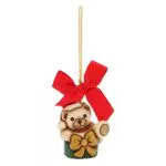 THUN - Mini Orso Teddy nel Pacchetto da Appendere - Addobbo Natalizio per Albero con Fiocco Rosso - Ceramica - I Classici