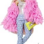 Barbie Extra n.3 - Bambola Snodata con Pelliccia Rosa e Maialino-Unicorno - 15 Accessori - Look Fashion con Ciocche Rossa - Regalo per Bambini 3+ Anni
