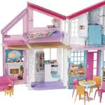 Barbie - Casa di Malibu - Playset Trasformabile con Plug-and-Play - Oltre 25 Accessori - 60 Cm - Regalo per Bambini da 3+ Anni