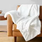 Amazon Basics, Coperta in sherpa e pelliccia sintetica morbida, 127 x 152 cm, colore panna