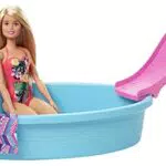 Barbie- Playset Bambola con Piscina e Accessori Giocattolo per Bambini 3+ Anni