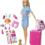 Barbie Set da Viaggio - Bambola con Valigia Apribile e Cucciolo - Abito di Jeans - Adesivi - 10+ Accessori - Regalo per Bambini 3+ Anni