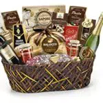 Cesto Natalizio Gourmet in Tavola con specialità gastronomiche e dolciarie in Confezione Regalo per Natale