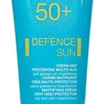 BioNike Defence Sun - Crema solare opaca per il corpo SPF 50plus per pelli grasse con imperfezioni