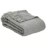 Amazon Basics - Coperta copriletto sfrangiata, lavorata a maglia, Grigio chiaro, 130 x 150 cm