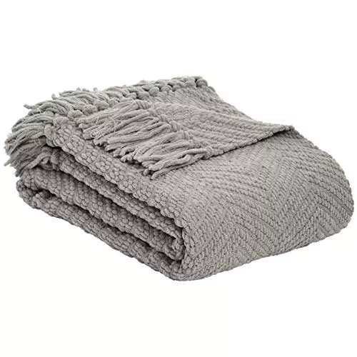 Amazon Basics - Coperta copriletto sfrangiata, lavorata a maglia, Grigio chiaro, 130 x 150 cm