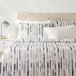 Amazon Basics - Set copripiumino in rasatello, 260 x 220 cm e 2 federe da 50 x 80 cm a righe
