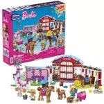 MEGA Barbie - Scuderia dei cavalli, set da costruzione tra cui 3 micro bambole barbie