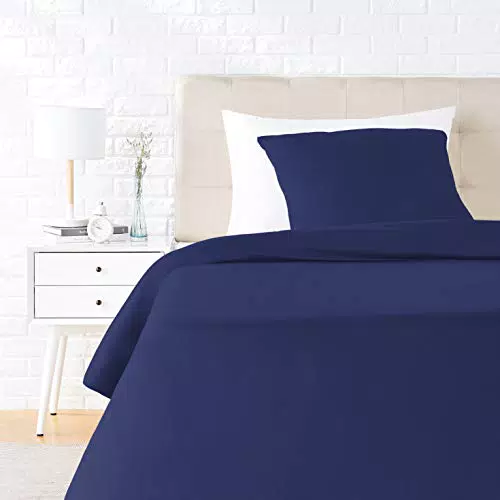 Amazon Basics - Set copripiumino in rasatello + 1 federa, 140 x 200 cm / 65 x 65 cm, Blu scuro
