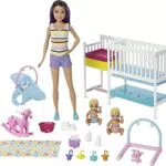 Barbie- Nurserie Skipper Playset, Bambola con Bambolotti