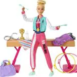 Barbie- PlaySet Ginnasta Bambola Snodabile con Bilanciere e Accessori Giocattolo per Bambini 3+ Anni