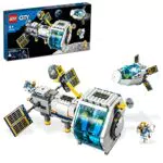LEGO 60349 City Stazione Spaziale Lunare, Set di Giocattoli Ispirati alla NASA con Veicoli Spaziali e 5 Minifigure di Astronauti