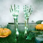Awroutdoor Halloween Decorazione Scheletro Mani Bagliore 2 Pezzi Set per la Decorazione di Halloween all'aperto o Decorazioni cimitero inquietante