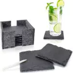 AMAZY Sottobicchieri in Ardesia con Penna Gesso - Set sottobicchieri in Ardesia 100% Naturale con Supporto in Feltro - Ottima Idea Regalo
