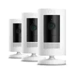 Ring Stick Up Cam Plug-In, videocamera di sicurezza in HD con sistema di comunicazione bidirezionale