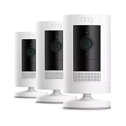 Ring Stick Up Cam Plug-In, videocamera di sicurezza in HD con sistema di comunicazione bidirezionale