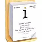 Calendario Geniale 2024 - Supporto Legno Abete Naturale - Frasi Filosofiche - Bonus Digitali