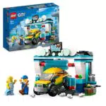 LEGO City Autolavaggio con Macchina Giocattolo e 2 Minifigure - Set Gioco per Bambini di 6 Anni