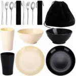 Set posate da campeggio Kyraton: bicchieri, piatti e ciotole in plastica e posate in acciaio inox con borsa nera