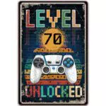 Targa Vintage Metallo Sinekong Level 70 Unlocked - Decorazione Compleanno Uomo per Gamer - Idea Regalo 20x30cm