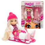 Giochi Preziosi - Bambola Unique Eyes Winter Holiday Rebecca con Accessori Moda