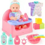deAO Set di Accessori per Bambole - Seggiolino, Bagno e Vestiti per Gioco di Ruolo