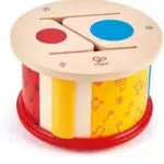 Hape Tamburo a due facce con bacchetta in legno, Diverse modalità di uso per esplorare suoni e musica dai 12 mesi