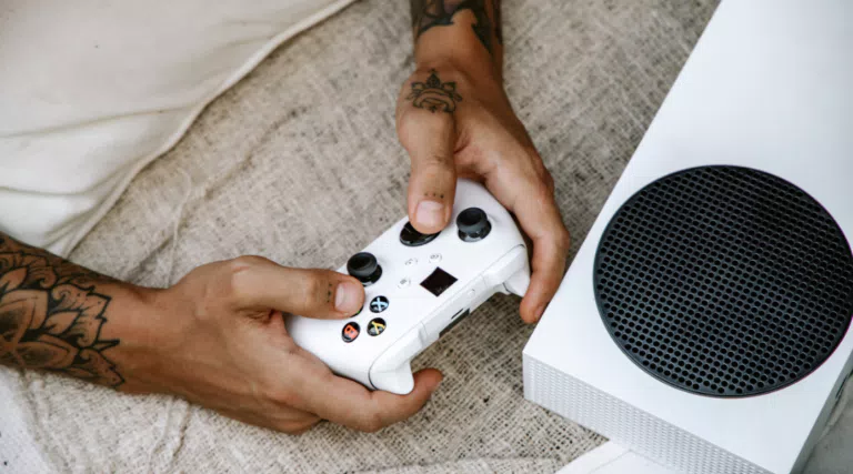 Saila “Trova il bacio”: vinci Xbox S e forniture di prodotti Saila