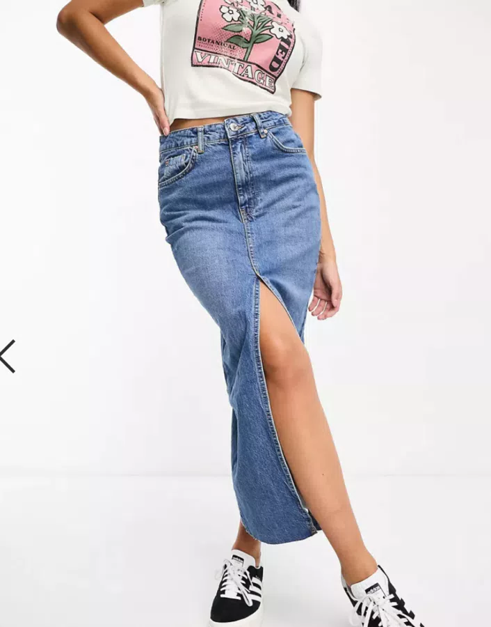 Stradivarius - Gonna midi di jeans blu lavaggio medio con spacco sul davanti a soli 14€