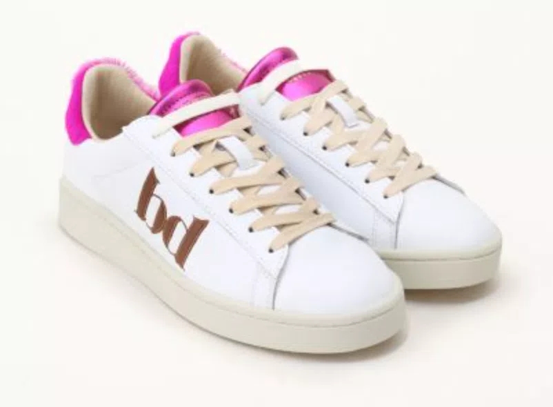 Sneakers con linguetta posteriore a contrasto