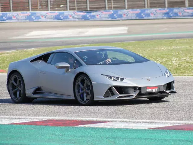 2 giri su pista al prezzo di 1 in Lamborghini Huracán EVO (-38% di sconto)