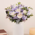 Mazzo Elegant Beauty: Rose e Fresie