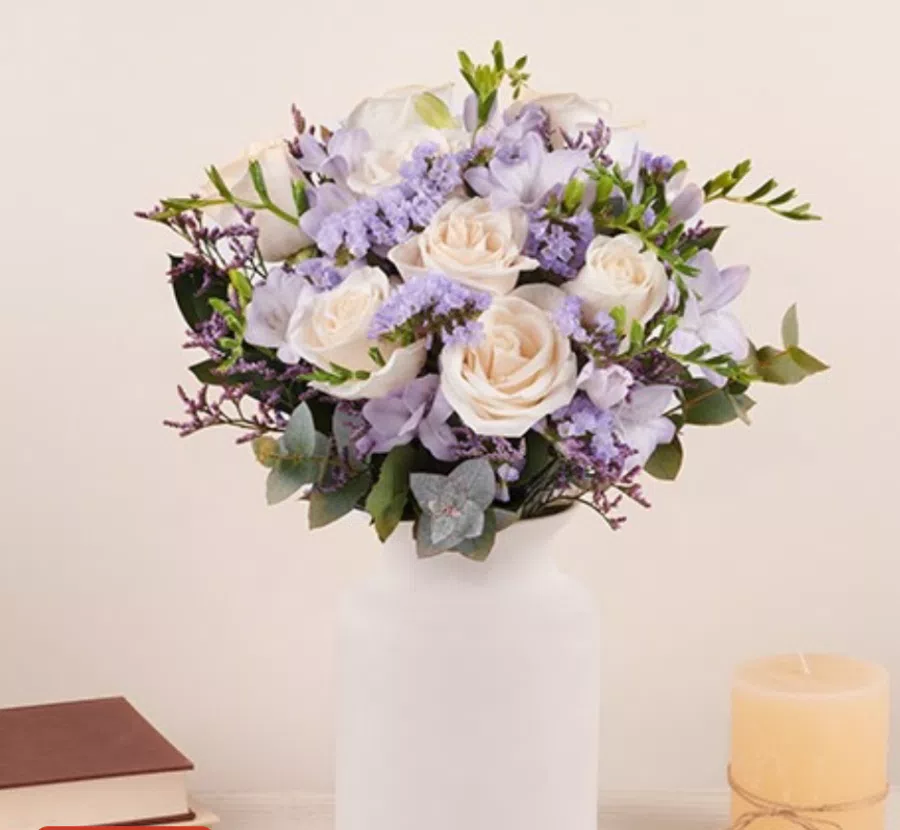 Mazzo Elegant Beauty: Rose e Fresie