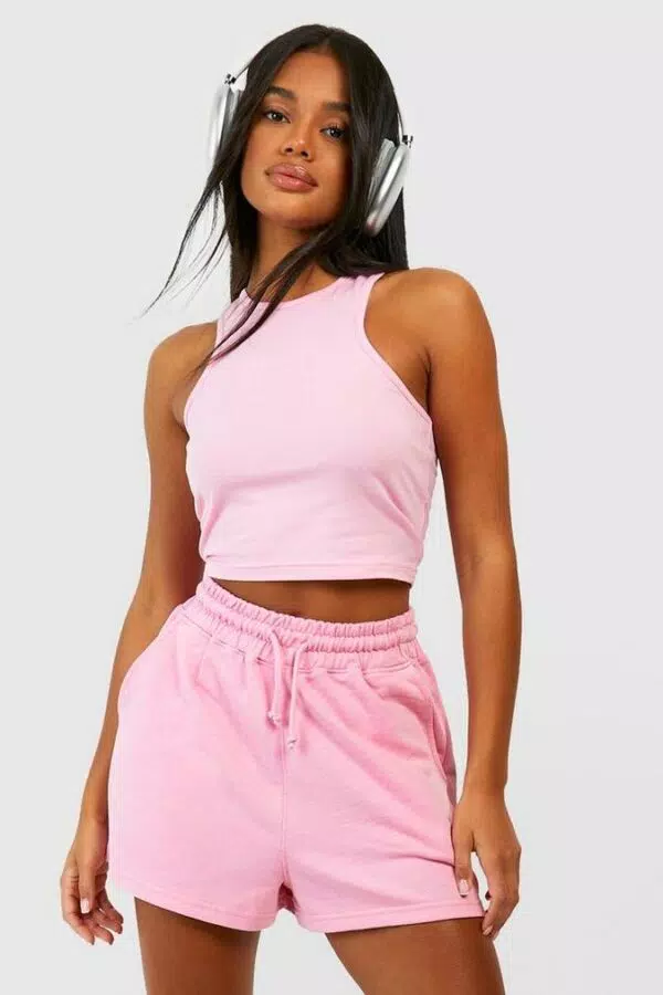 SET TOP CON SCOLLO A VOGATORE & PANTALONCINI IN FELPA